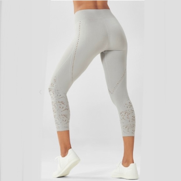 Fabletics Pants - ✨HP✨ Fabletics Seamless High-Waisted Solid Capri